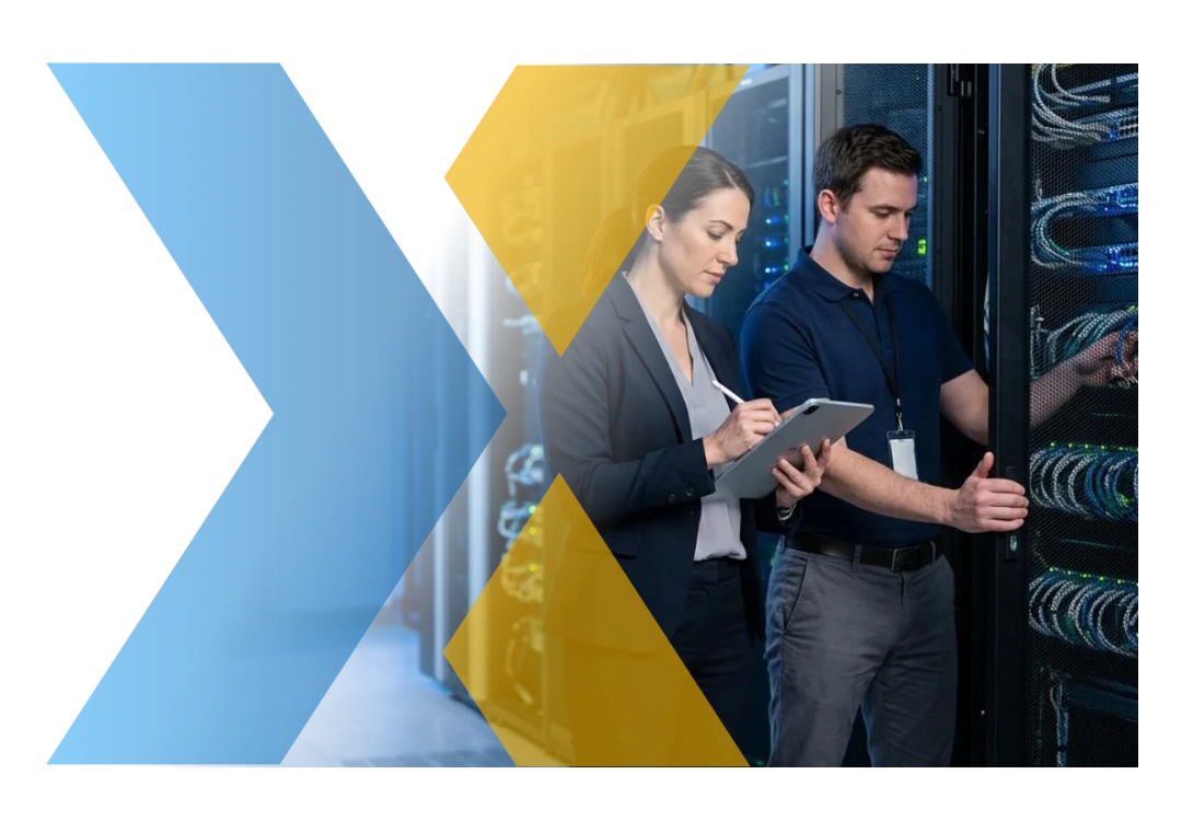 Auditoría de infraestructura para SAP Business One: auditora y técnico revisando los racks de servidores