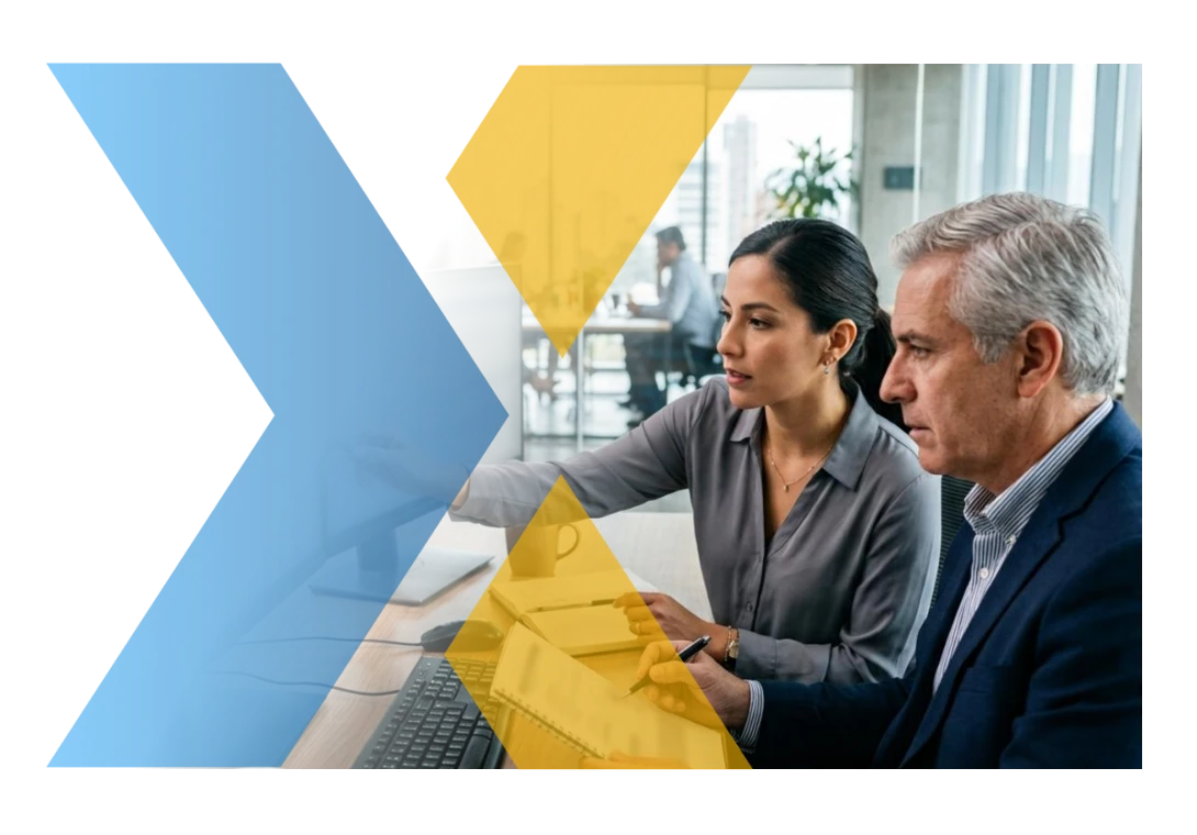 Consultora y consultor senior de Voiex revisando en dos monitores la información de una empresa antes de cargarla a SAP Business One