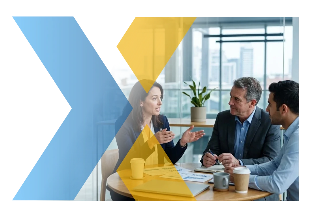 Consultoría SAP Business One: consultora de Voiex explicando a dos gerentes del cliente