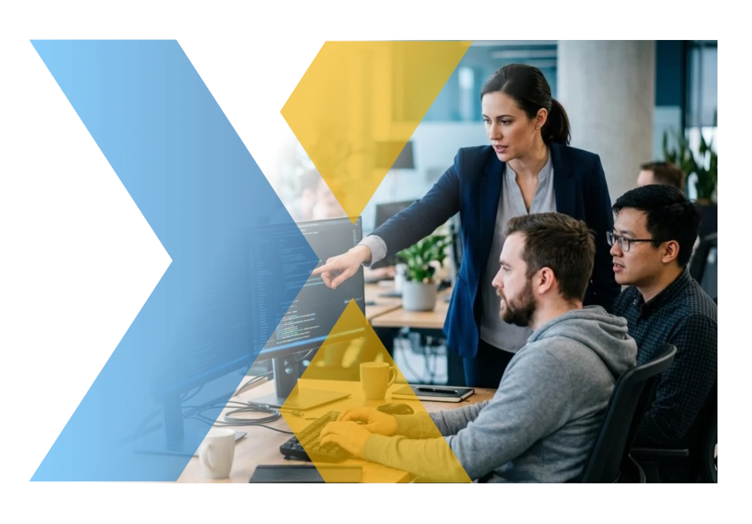 Desarrollos SAP Business One: desarrolladores y analista funcional revisando el código