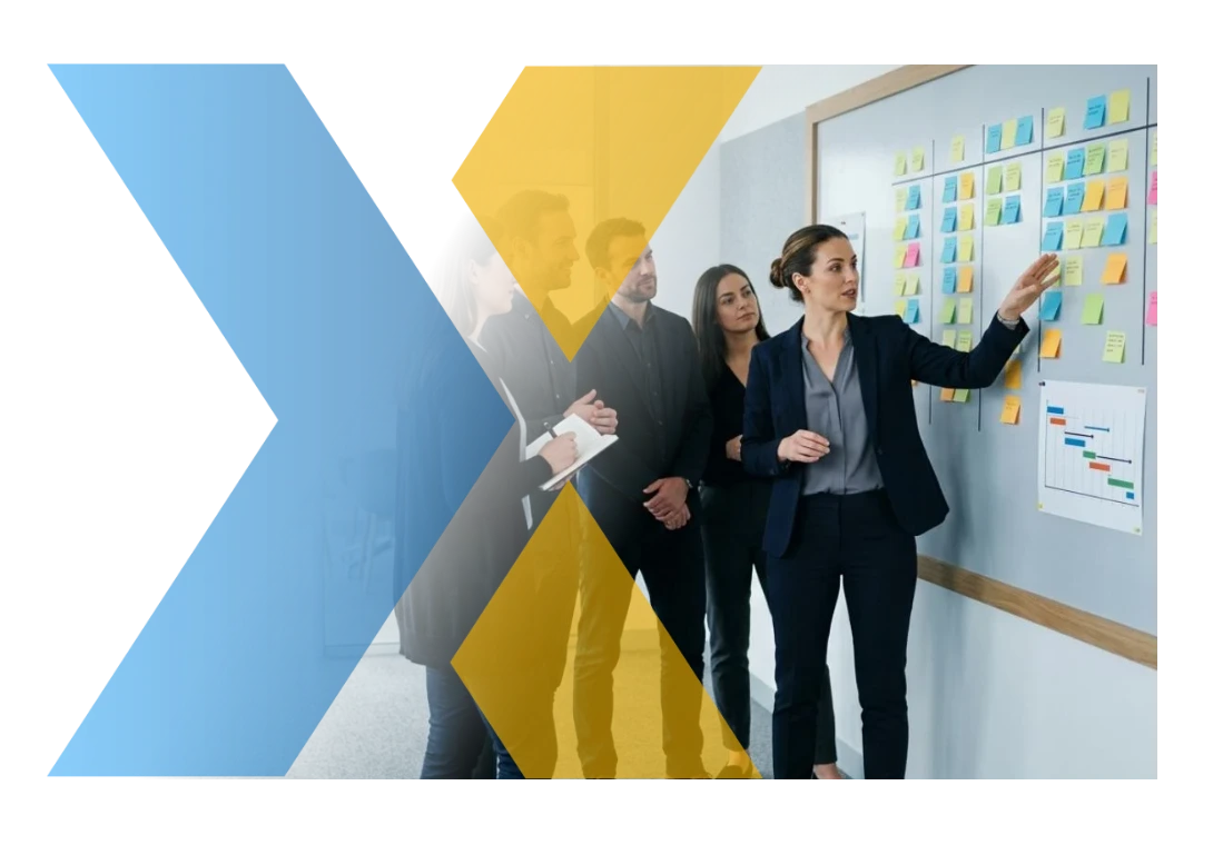 Jefe de Proyectos ERP: líder de proyecto conduciendo la reunión de avance con el equipo