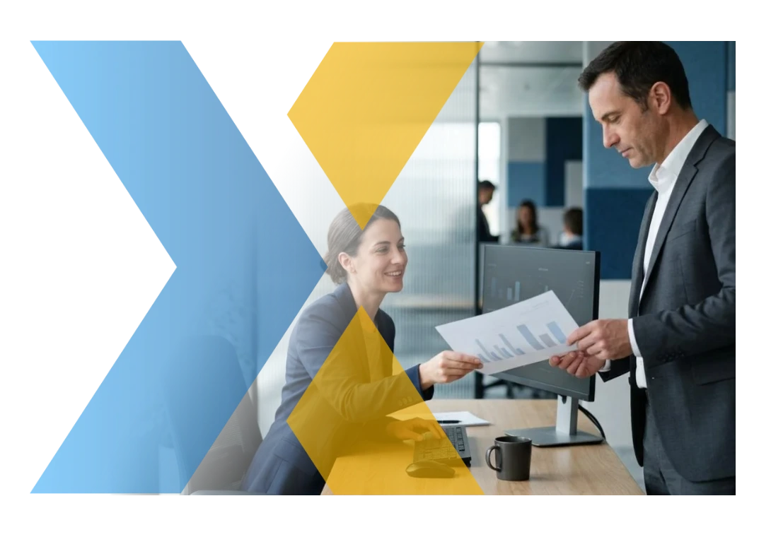 Reportería SAP Business One: analista entregando un informe a la gerencia