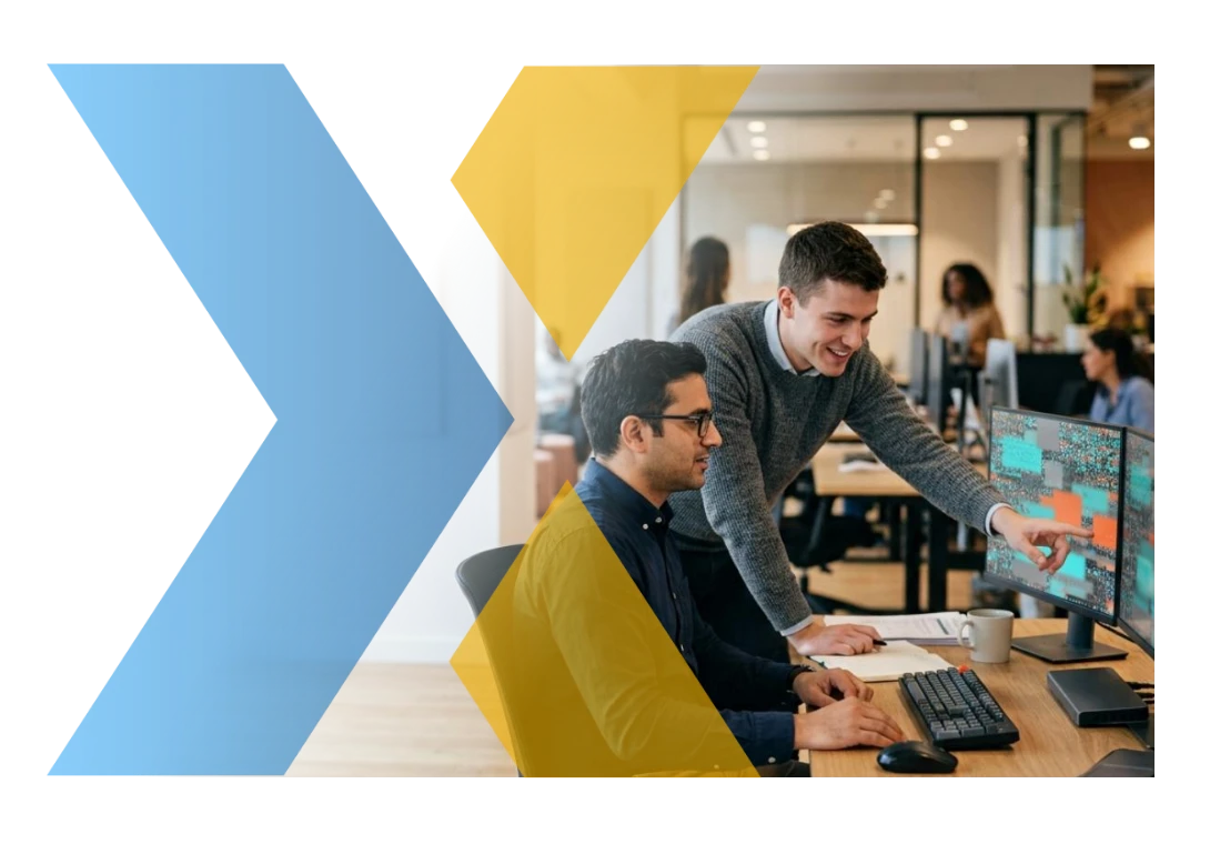 Dos desarrolladores de Voiex revisan en pantalla un desarrollo heredado de SAP Business One